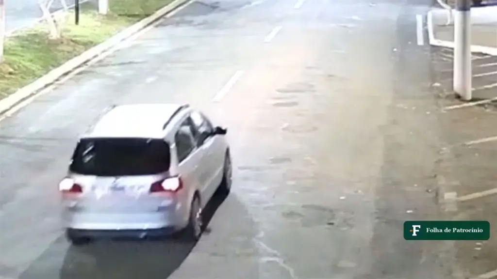 SpaceFox prata visto de trás por câmera de segurança numa avenida à noite, carro procurado pela Polícia Civil em Patrocínio