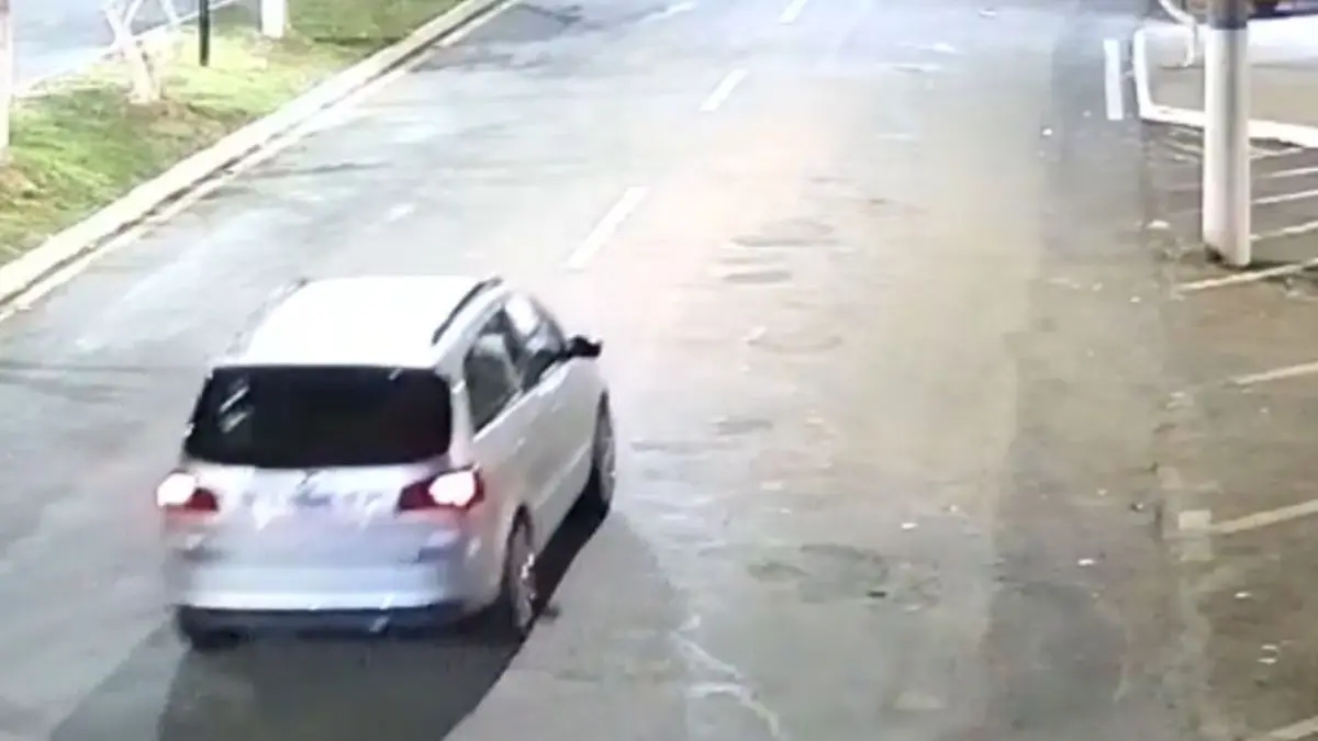Imagem de câmera de segurança mostra o SpaceFox prata procurado pela Polícia Civil trafegando por avenida de Patrocínio