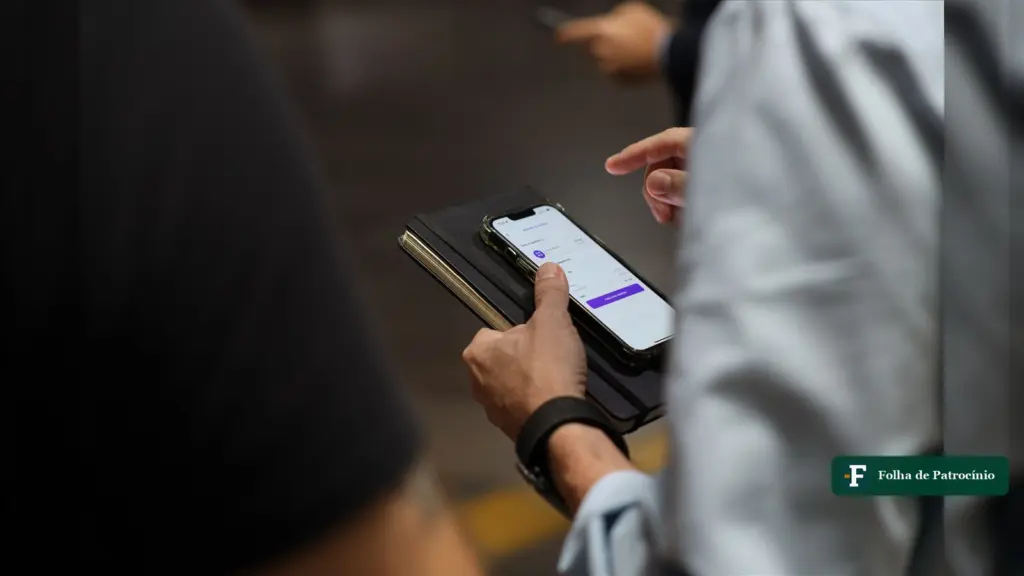 Pessoa faz pagamento pelo celular, tipo de operação que terá split payment em 2027