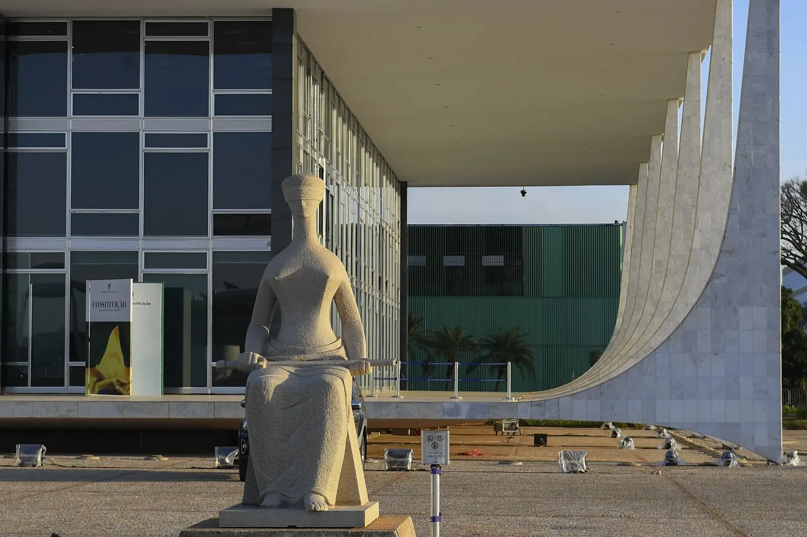 Aulas sobre gênero no STF: estátua da Justiça e fachada do Supremo Tribunal Federal