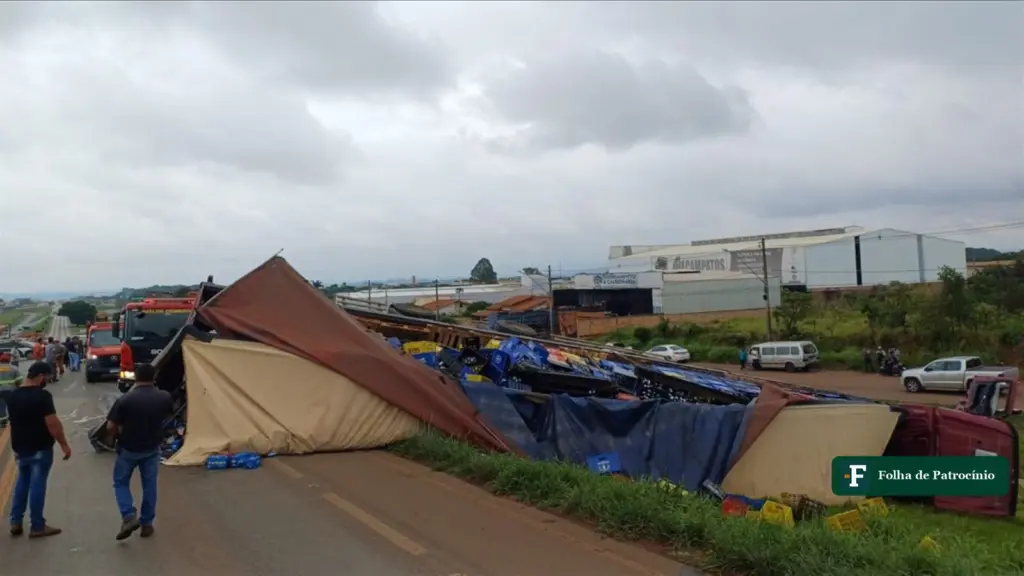 Carreta carregada de cerveja tombada à beira da BR-365 depois de batida de frente com uma Fiat Strada perto de Patos de Minas