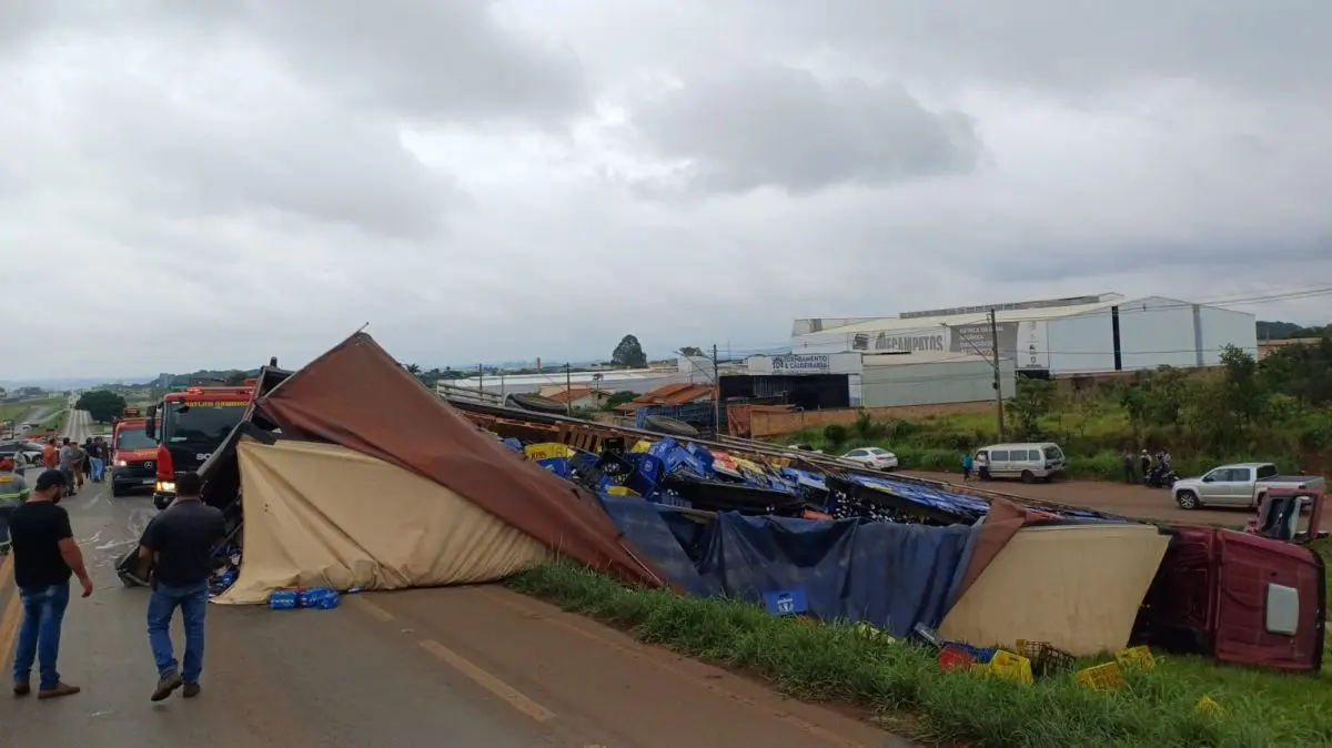 Carreta carregada de cerveja tombada à beira da BR-365 depois de batida de frente com uma Fiat Strada perto de Patos de Minas
