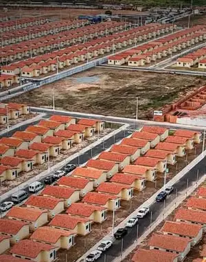 Vista aérea de conjunto habitacional com casas iguais, tipo de imóvel do subsídio do Minha Casa Minha Vida