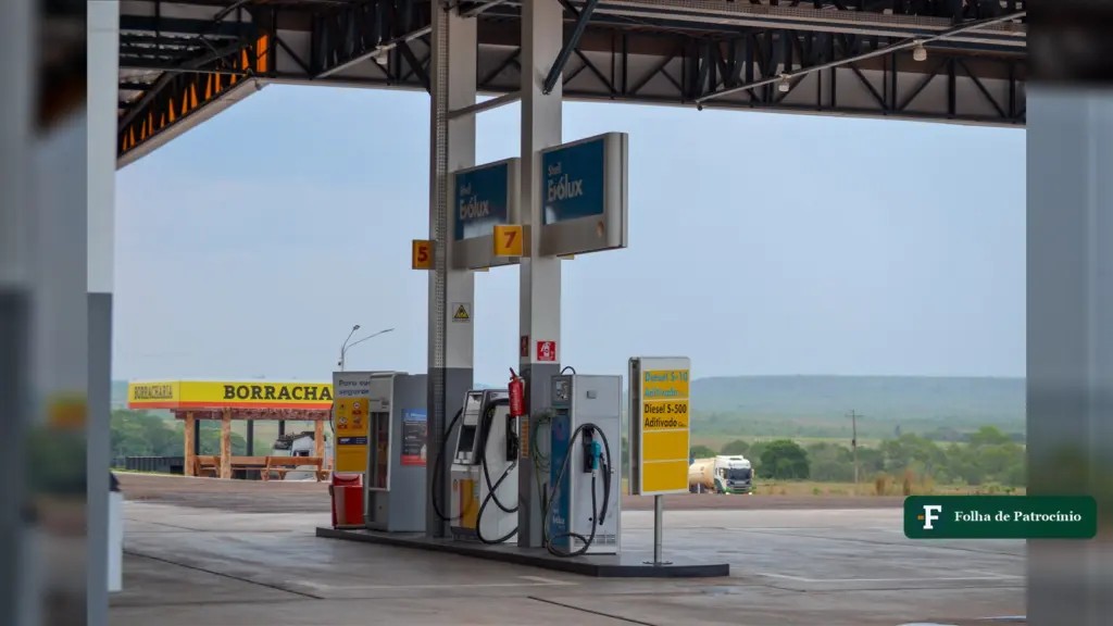 Subvenção do diesel: bomba de diesel em posto de combustível com caminhões ao fundo