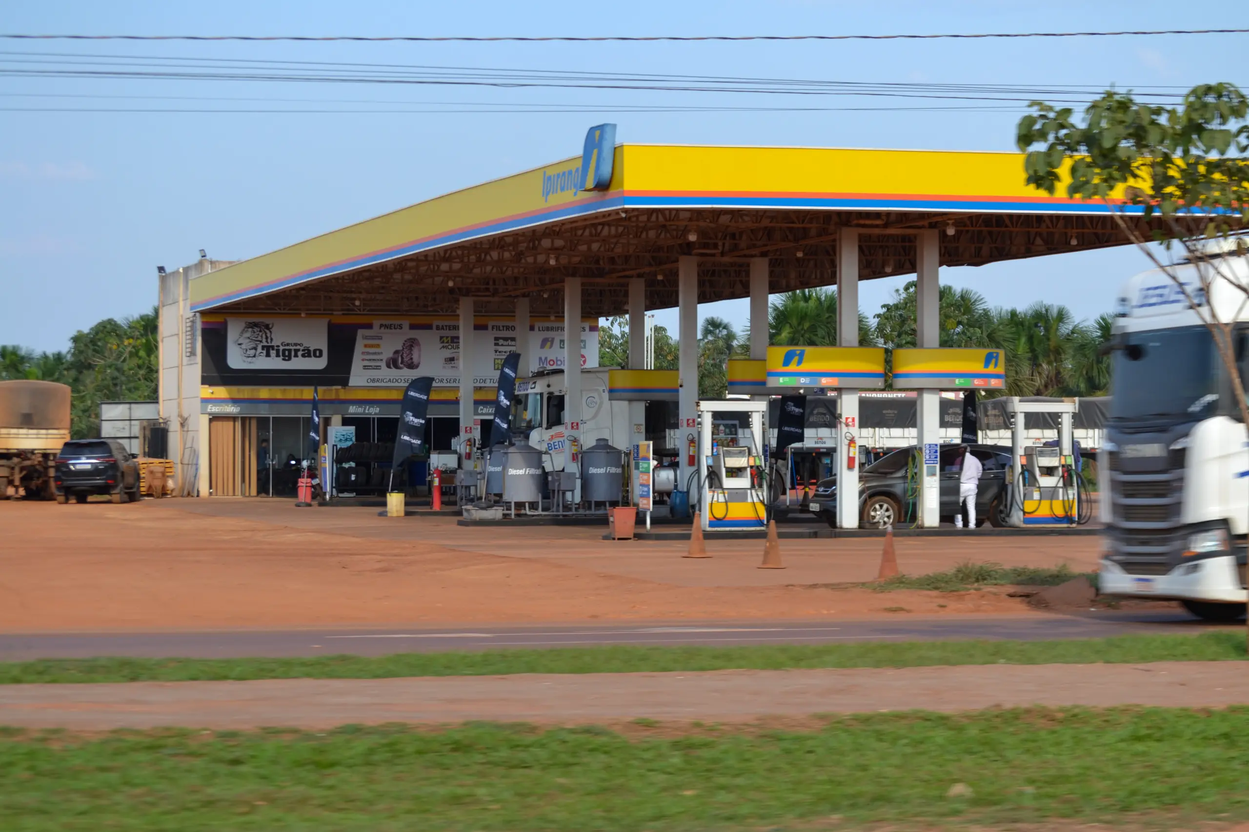 Subvenção do diesel e desoneração da gasolina: posto de combustível com caminhão abastecendo à beira de rodovia