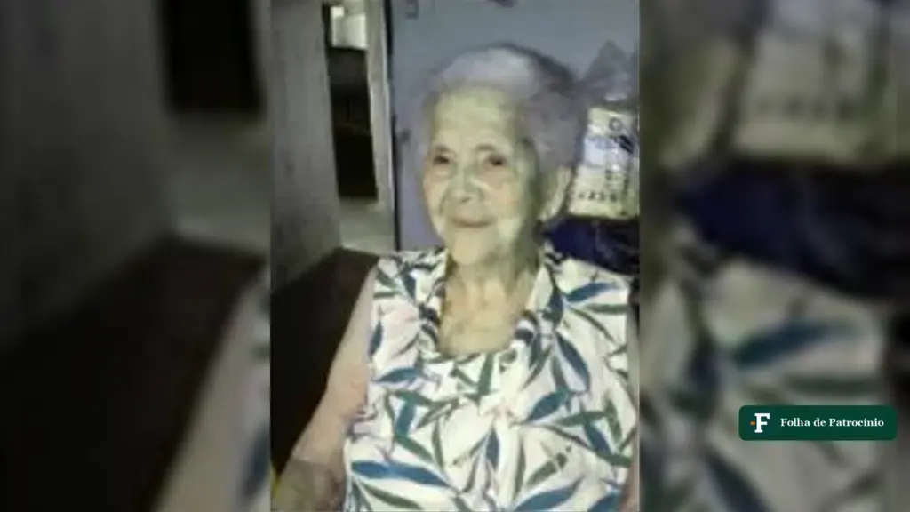 Retrato de Sudaría Natália de Jesus, de cabelos brancos e blusa estampada, sorrindo
