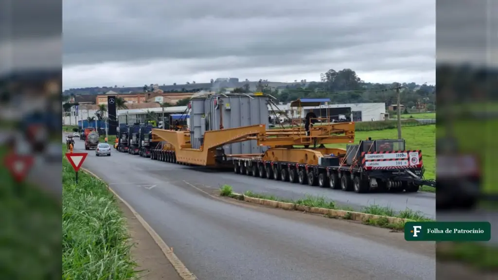 Supercarreta em Patos de Minas com transformador sobre carreta amarela de dezenas de eixos na rodovia