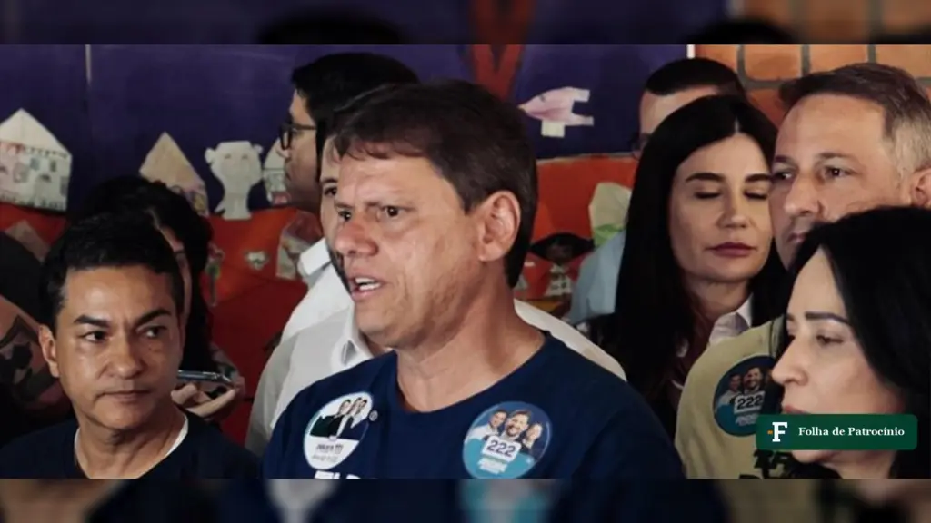 Tarcísio candidato em 2030: o governador fala a jornalistas, de camiseta azul, com aliados ao fundo