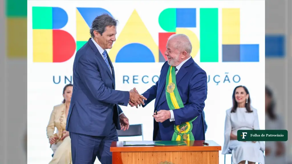 Lula e Haddad se cumprimentam; a taxa das blusinhas depende de decisão do ministro da Fazenda