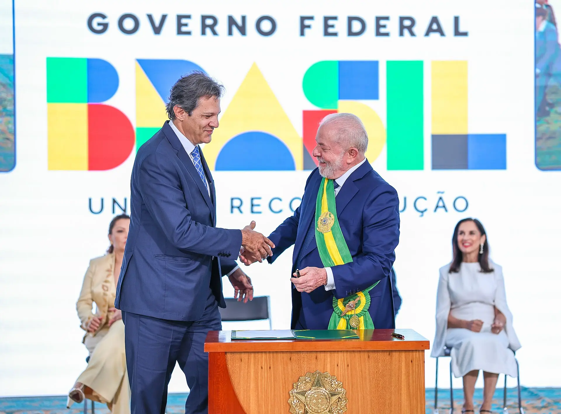 Haddad e Lula na posse do ministro; a taxa das blusinhas é decidida pela Fazenda