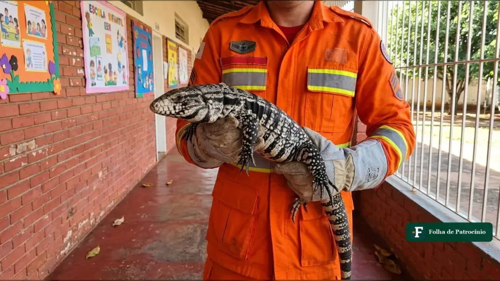 Ilustração de bombeiro segurando um teiú com luvas no corredor de uma escola