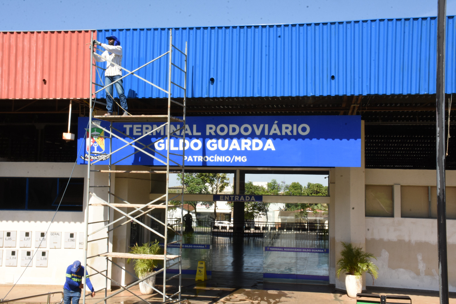 Andaime montado diante da placa do Terminal Rodoviário Gildo Guarda, em Patrocínio