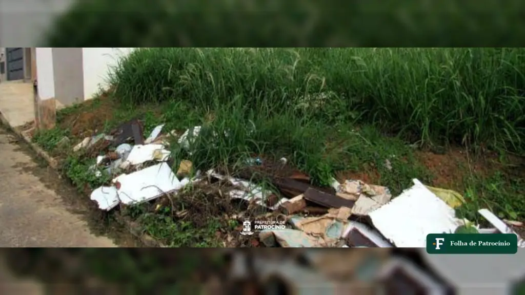 Terrenos em Patrocínio: lote com mato alto, lixo e entulho na calçada