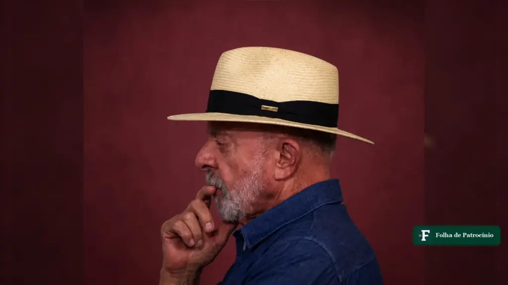 Lula de perfil, com chapéu de palha e a mão no queixo, em retrato usado na análise da The New Yorker e Lula