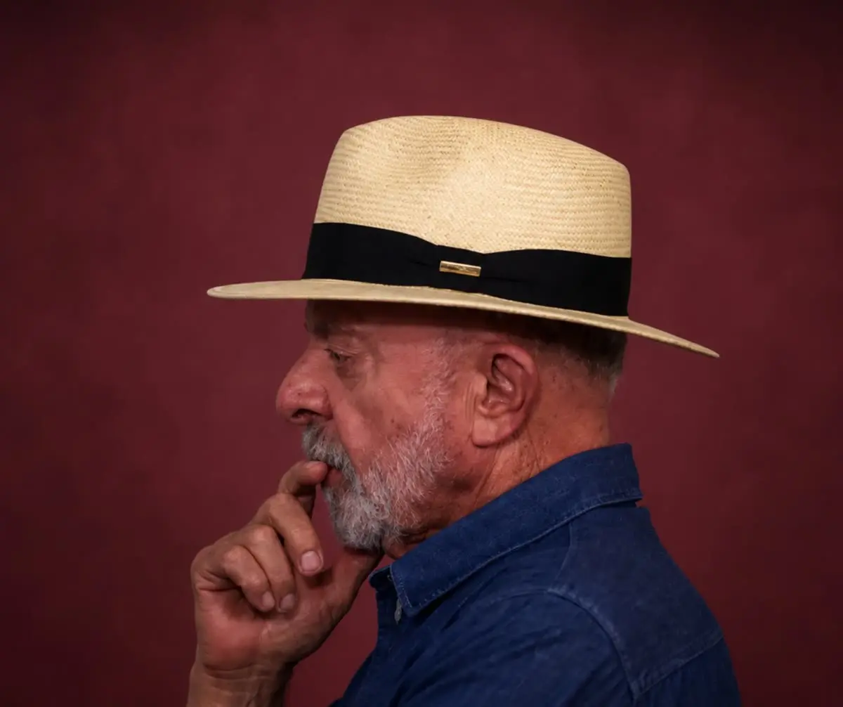 Lula de perfil, com chapéu e a mão no queixo, em retrato citado na análise da The New Yorker e Lula