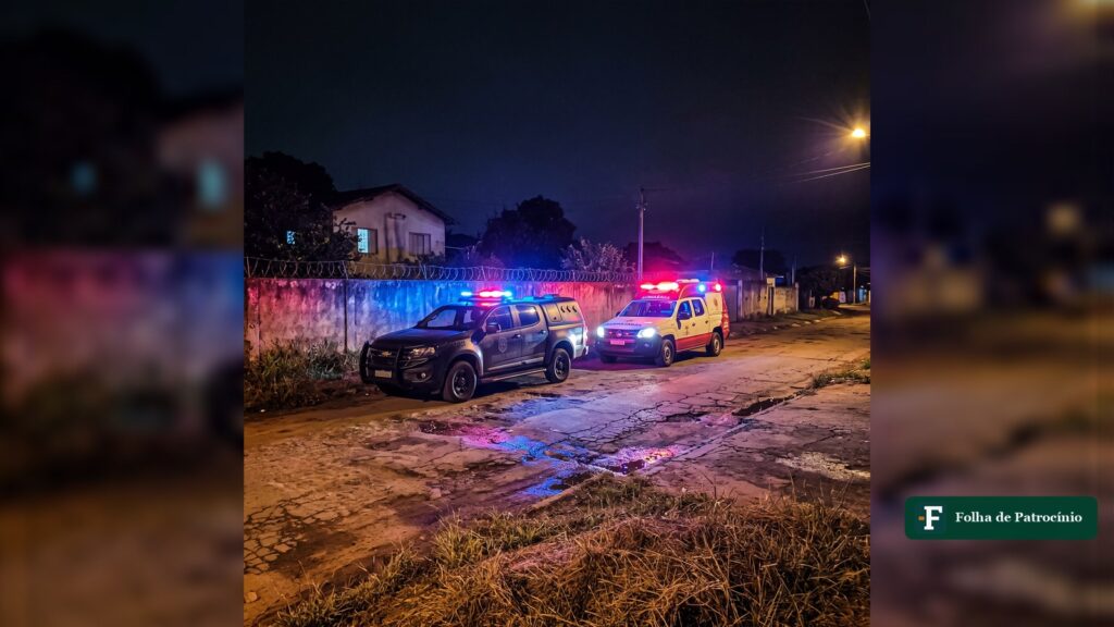 Viatura de polícia e ambulância com luzes acesas numa rua à noite, em ilustração dos tiros no Congonhas gerada por IA