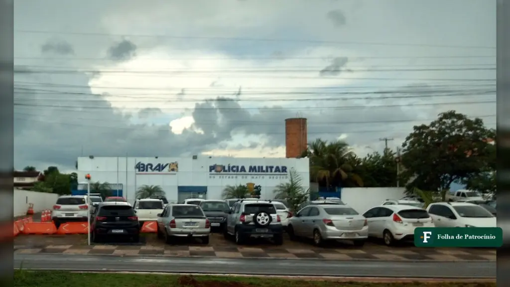 Tiroteio em Porto Esperidião: fachada do 4º Batalhão da Polícia Militar de Mato Grosso, com viaturas no estacionamento