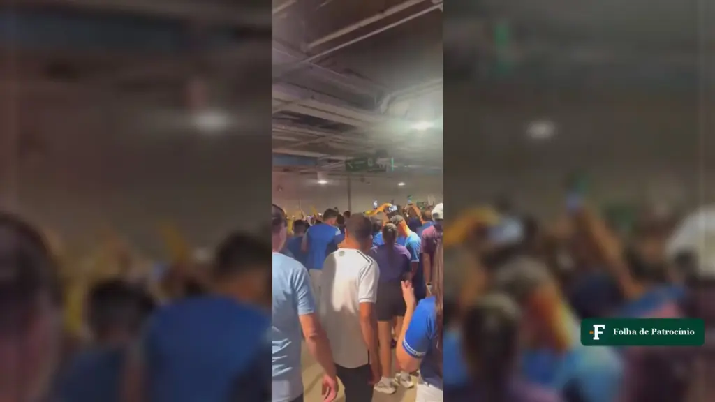 Torcida do Cruzeiro em área interna do Mineirão depois do jogo contra o Remo