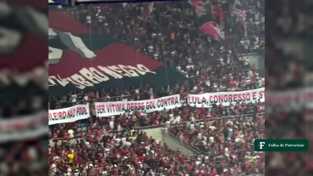 Arquibancada do Maracanã com faixas da torcida do Flamengo antes do clássico