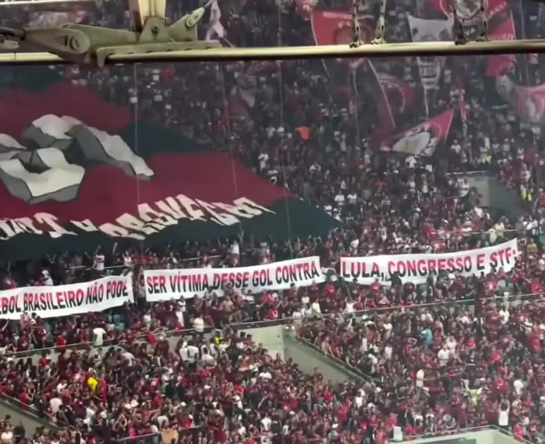 Faixas estendidas na arquibancada, protesto da torcida do Flamengo no Fla-Flu