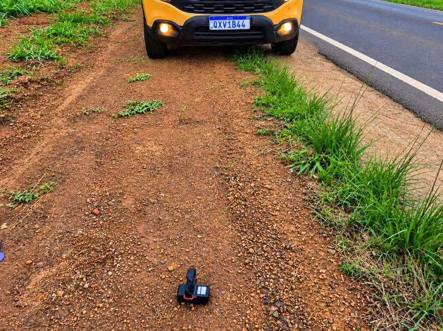 Tornozeleira eletrônica de um dos foragidos na MG-190 achada no acostamento, perto de Monte Carmelo