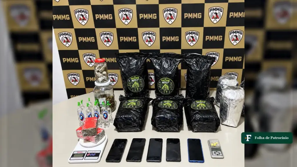 Drogas, balanças e celulares apreendidos pela PMMG sobre uma mesa, no caso de tráfico em Monte Carmelo