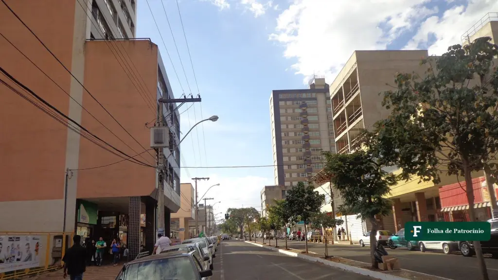 Trânsito seguro em Patrocínio: Avenida Rui Barbosa, no Centro, com carros estacionados e prédios dos dois lados, em foto de 2014