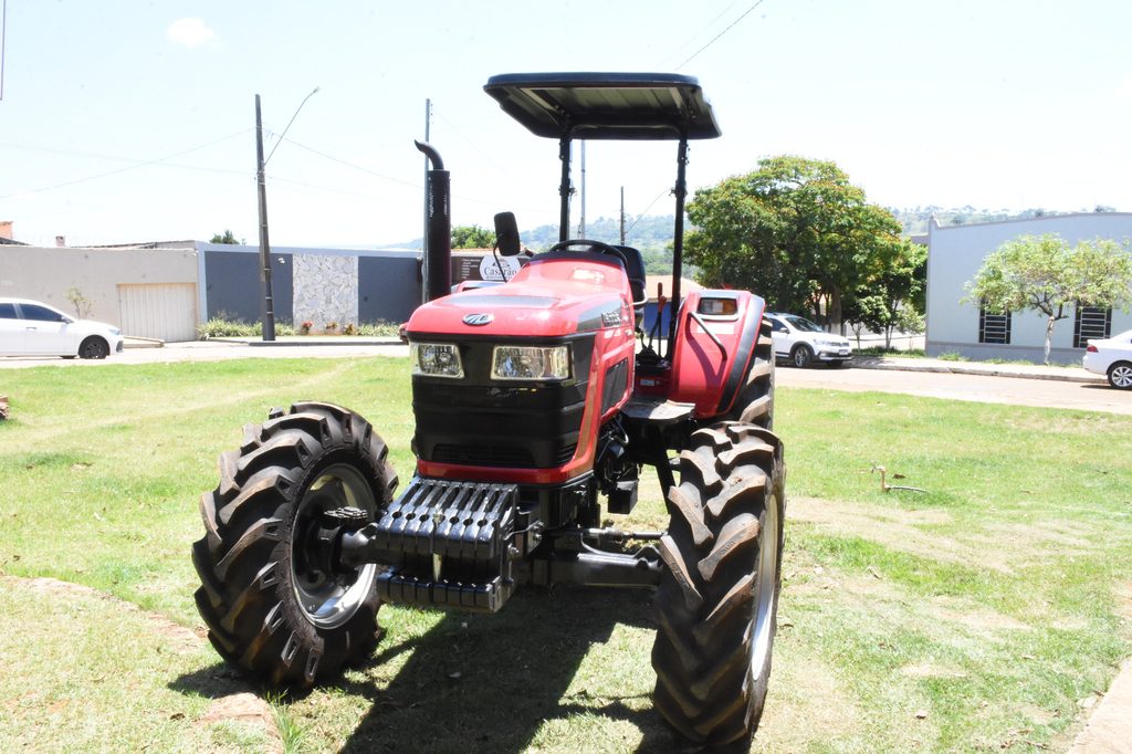 Novo trator vermelho entregue às comunidades de Salitre e São Benedito, visto de frente