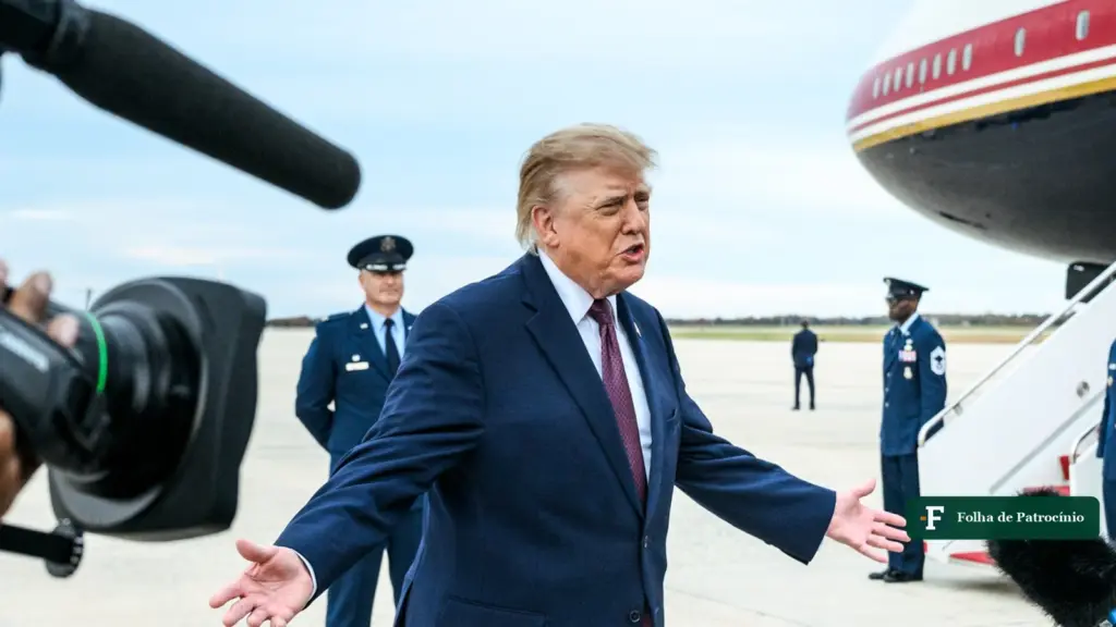 Donald Trump fala com jornalistas na base aérea de Andrews, ao lado do Air Force One