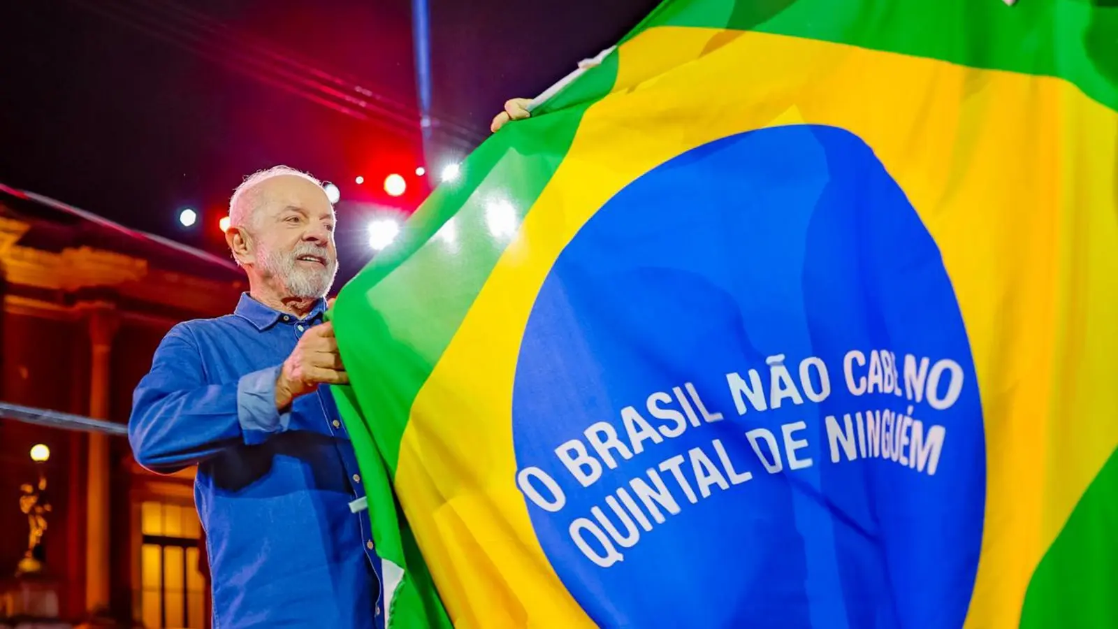 Lula segura a bandeira do Brasil em ato de campanha em Belém, imagem da reportagem sobre Trump e a eleição do Brasil