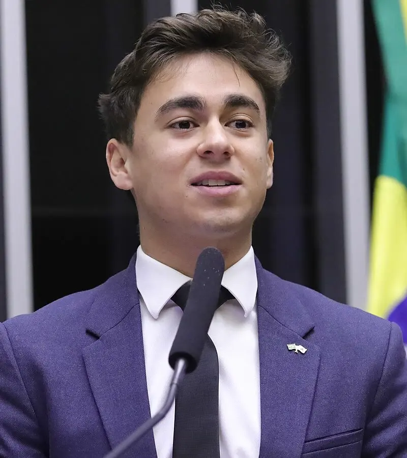 Nikolas Ferreira na tribuna da Câmara; decisão do TSE sobre Nikolas e Marçal limita recomendação