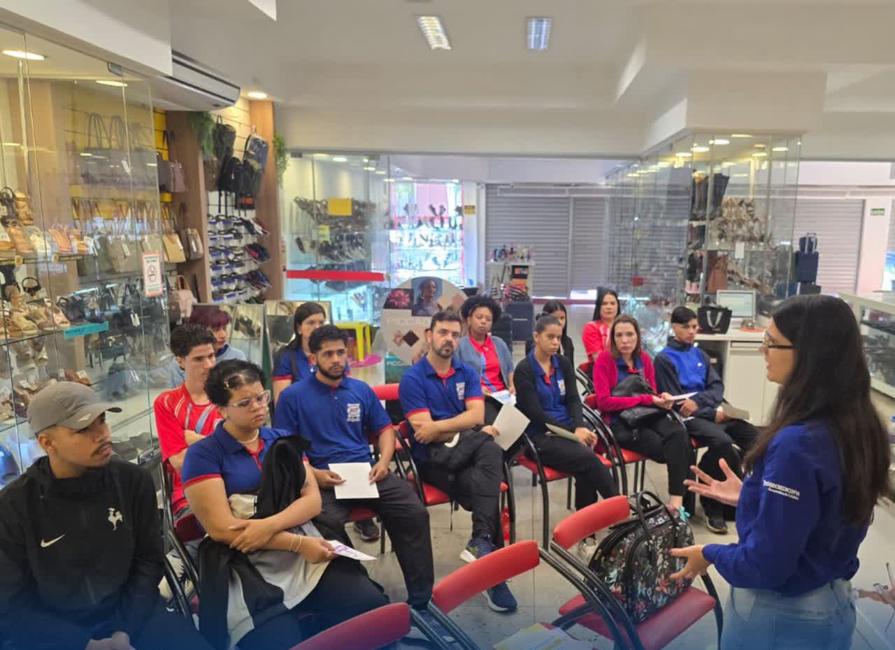 Palestra do Setembro Amarelo nas empresas de Patrocínio, com colaboradores sentados em roda ouvindo a analista do Emprega+
