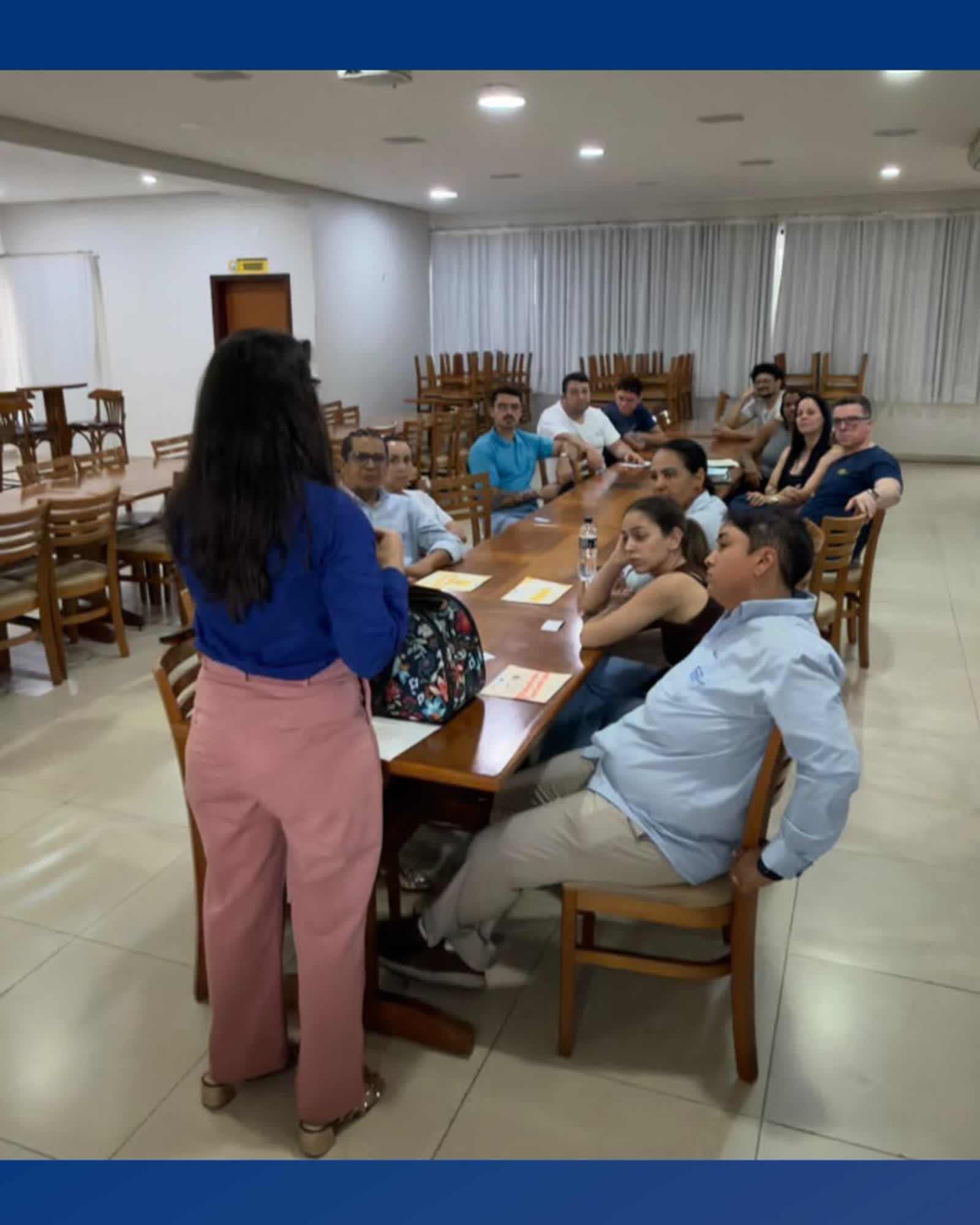 Roda de conversa do Setembro Amarelo nas empresas com a analista de RH Eloisa Cunha em um salão com mesas