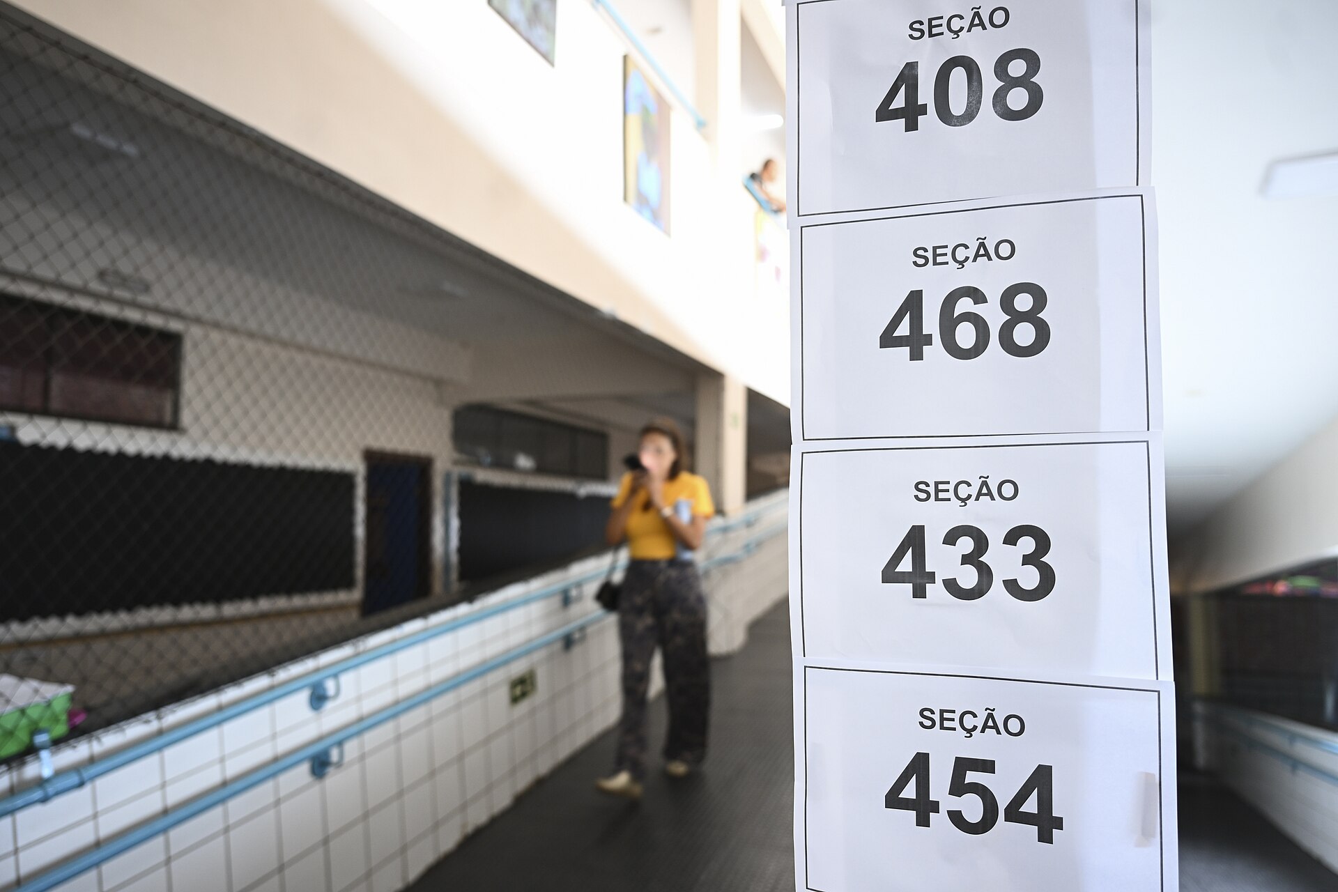 Placas com números de seções eleitorais no primeiro turno, antes do quadro das pesquisas do segundo turno