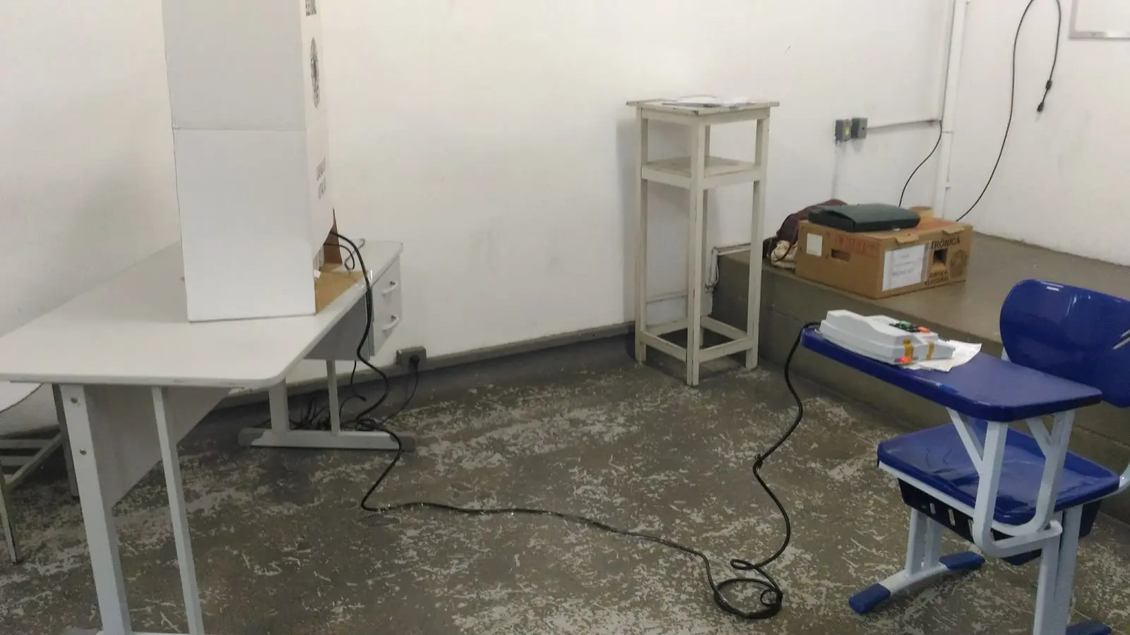 Urnas substituídas no segundo turno: urna eletrônica na cabine de votação ligada ao terminal do mesário