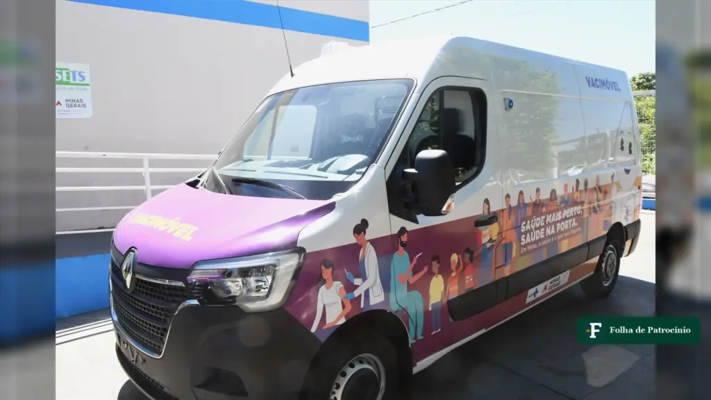 Van de vacinação do CIS Paranaíba, um dos dois Vacimóveis do CIS Paranaíba, com a marca do consórcio