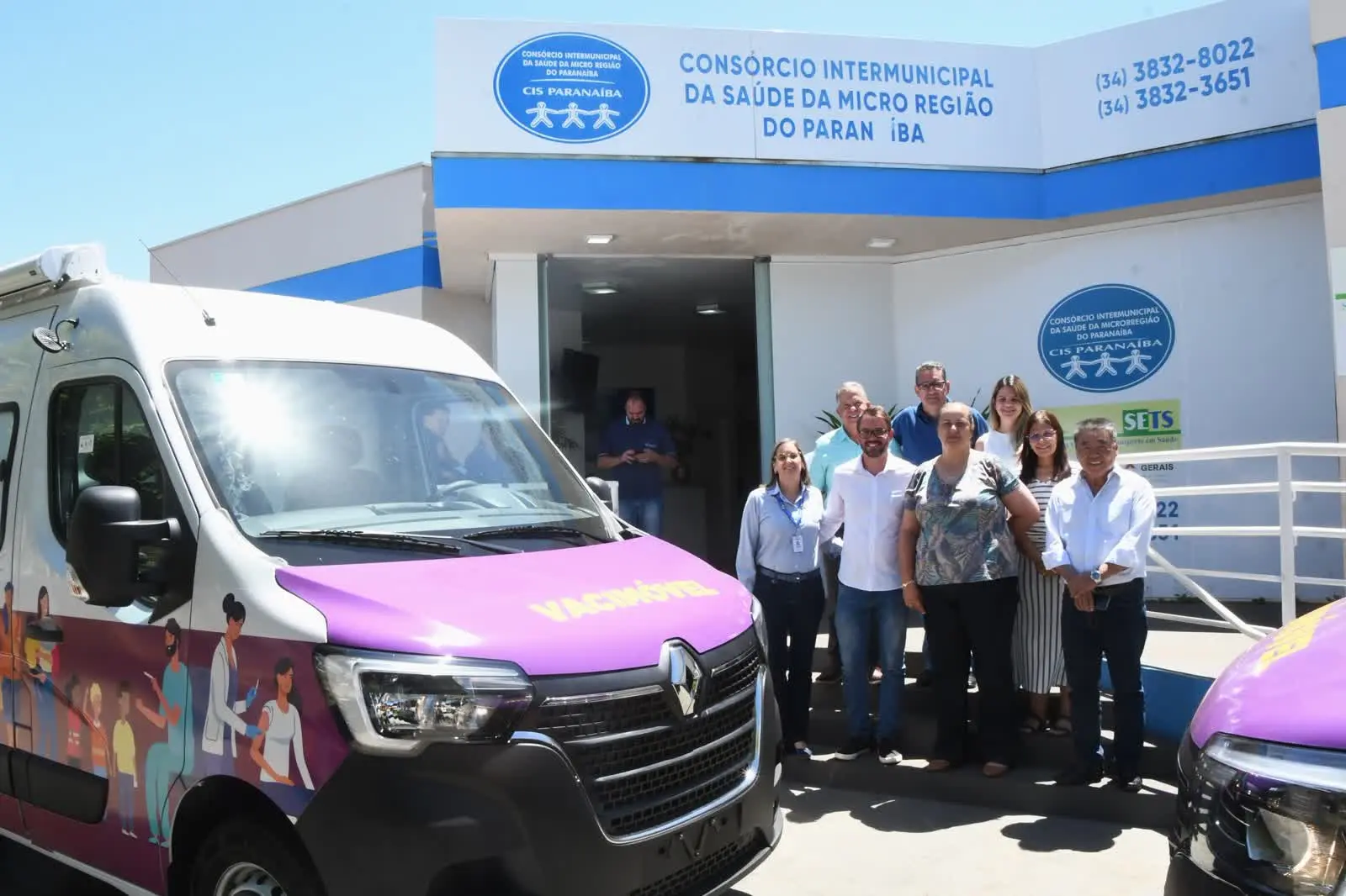 Vacimóvel estacionado em frente à sede do consórcio de saúde, um dos Vacimóveis do CIS Paranaíba, com equipe ao lado