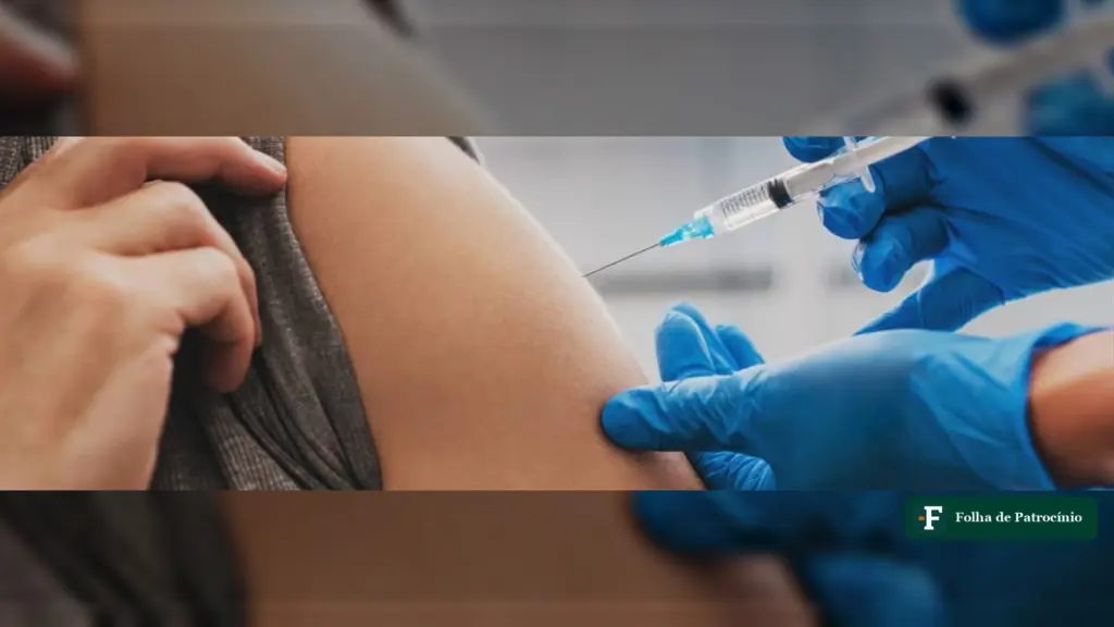 Vacina contra bronquiolite: profissional de luvas azuis aplica injeção no braço de paciente