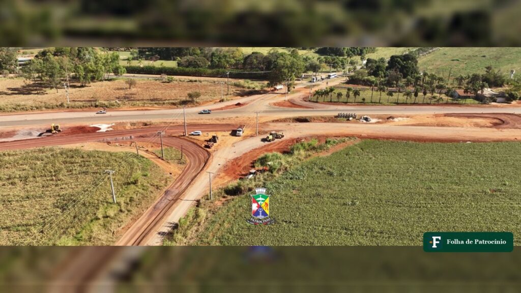Obras de acesso viário em Patrocínio com máquinas e caminhões, setor que concentra vagas em Patrocínio