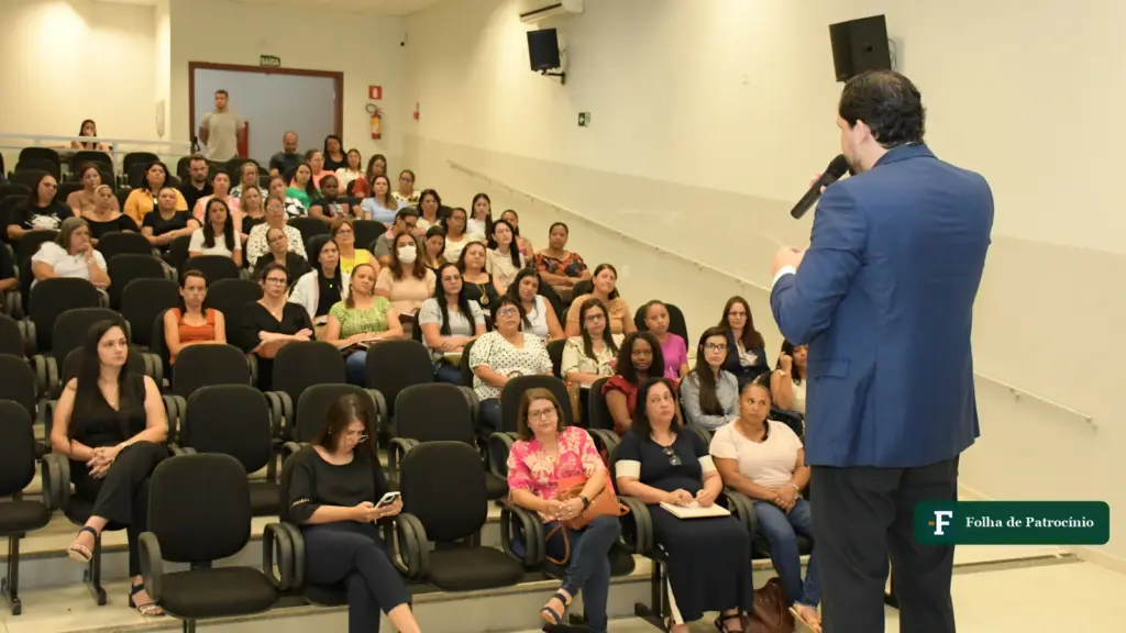 Valoriza Educa: educadoras da rede municipal de Patrocínio em formação no auditório do Unicerp