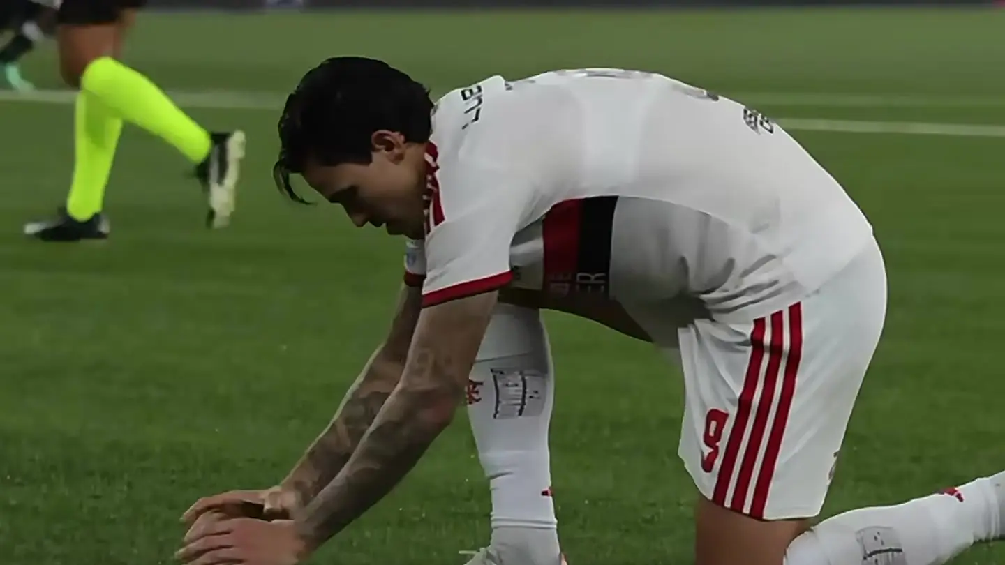 Pedro ajoelhado no gramado após marcar em Vasco x Flamengo
