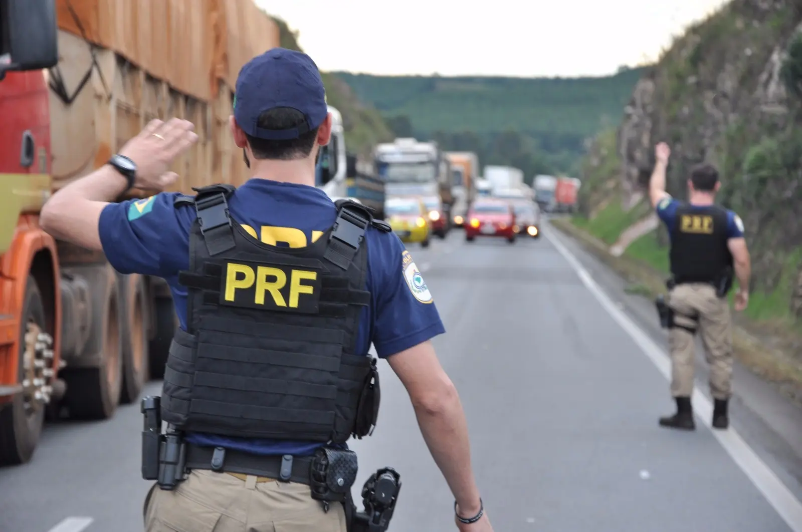 Agentes da PRF orientam o trânsito numa rodovia federal; portaria cancelou parte da verba da PRF para pessoal