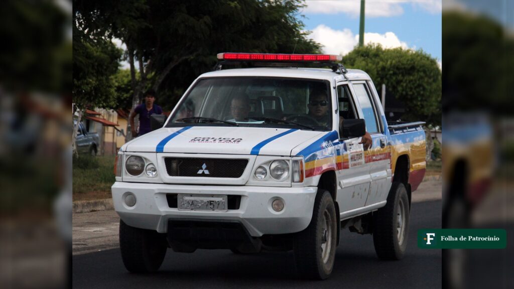 Viatura da Polícia Militar de Minas Gerais em patrulhamento, ilustrando o caso do padrasto denunciado em Patos de Minas