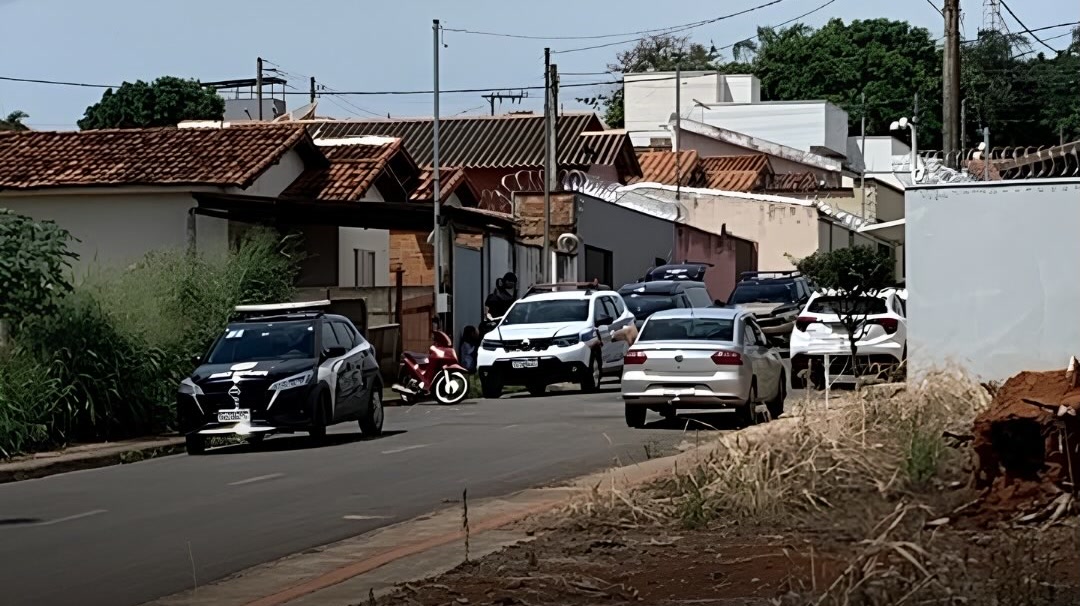 Viaturas da polícia na rua do bairro Padre Eustáquio, local do feminicídio em Patos de Minas