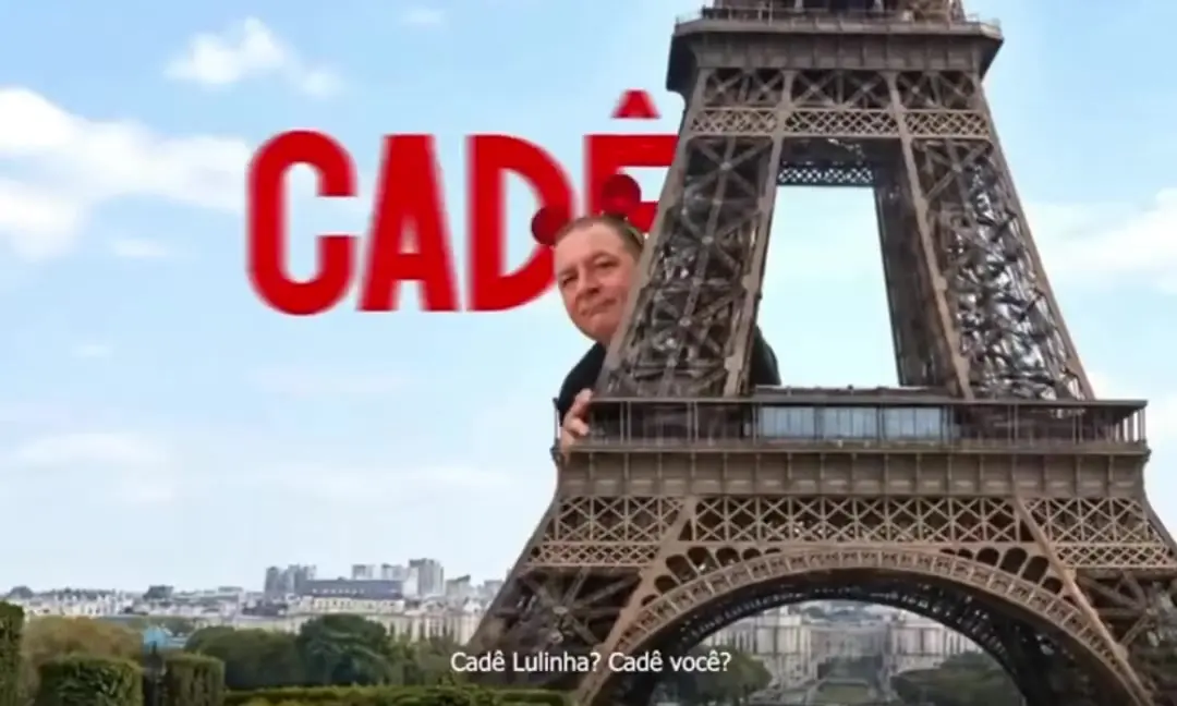 Cena do vídeo Cadê Lulinha com o ator de orelhas de Mickey atrás da Torre Eiffel