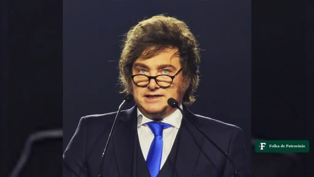 Vídeo de Milei: o presidente argentino Javier Milei discursa no púlpito, de óculos e gravata azul
