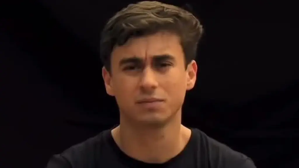 Deputado Nikolas Ferreira, de camiseta preta, fala em frente a fundo escuro na abertura do vídeo
