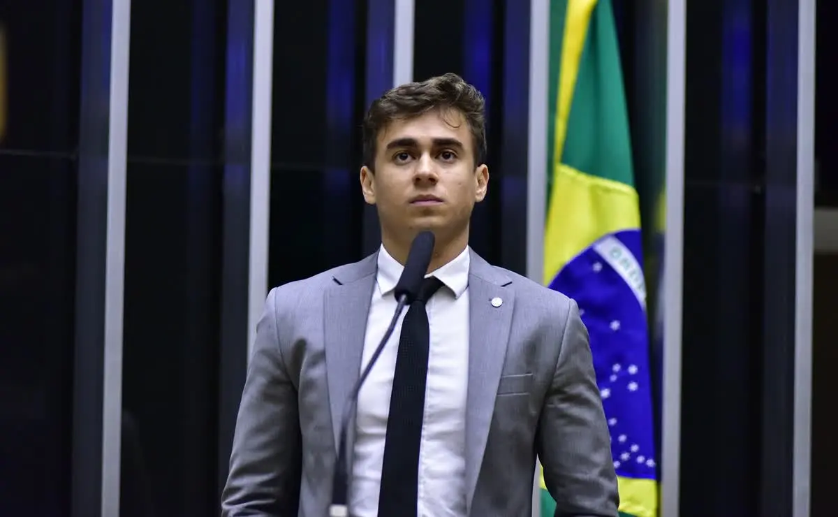 Nikolas Ferreira de terno cinza ao microfone no plenário da Câmara, autor do vídeo de Nikolas