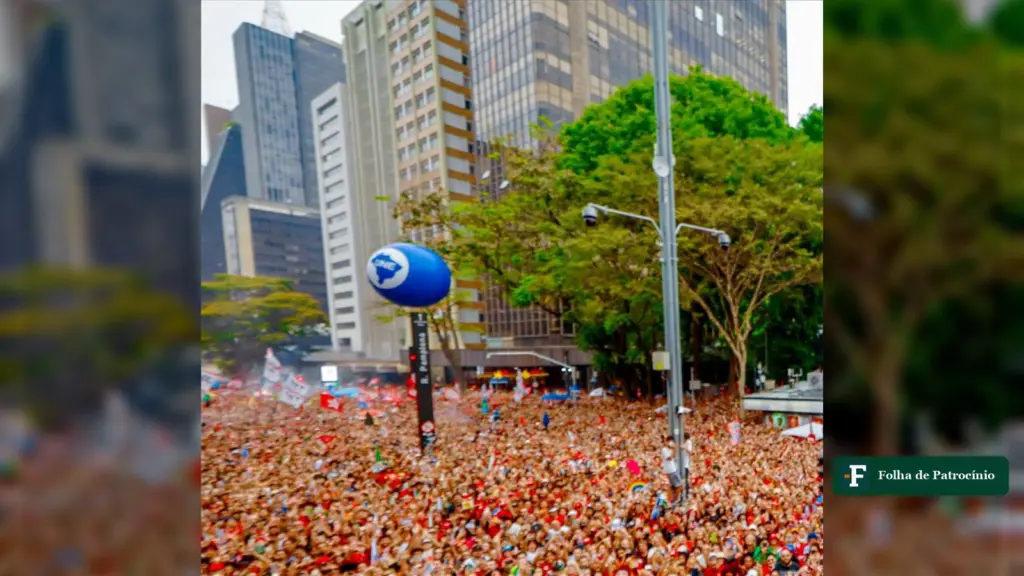 Multidão na Avenida Paulista durante o ato pró-Lula, em foto sobre o vídeo do ato pró-Lula