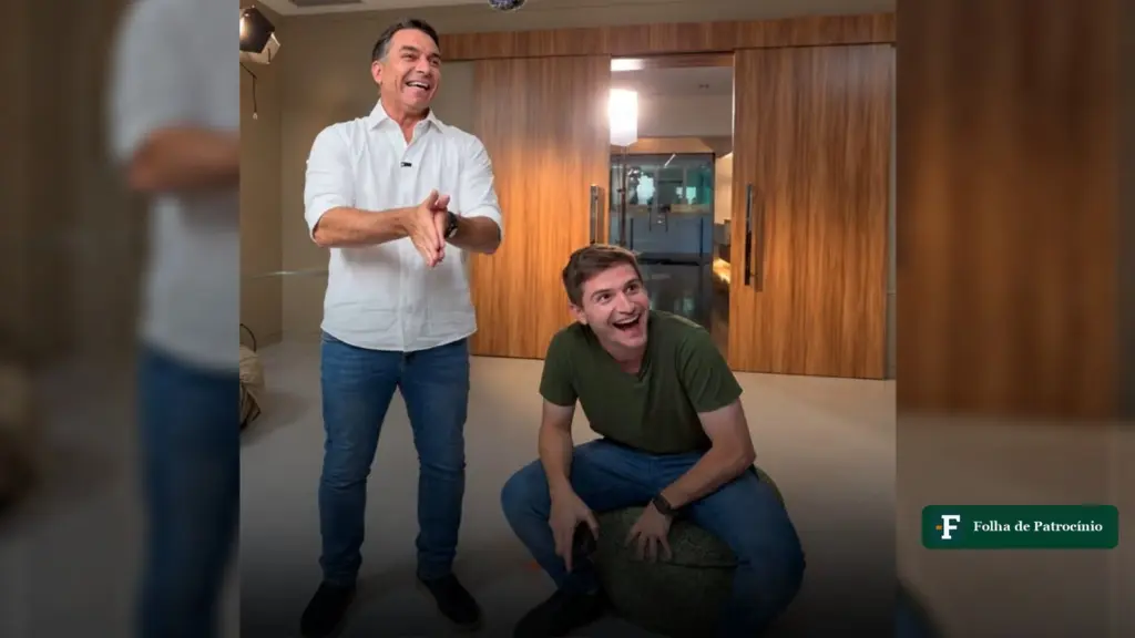 Vídeo surpresa: Flávio Bolsonaro e Lucas Pavanato riem em estúdio de gravação